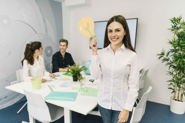 https://doradcy365.pl/wp-content/uploads/2020/10/portrait-smiling-young-businesswoman-with-light-bulb-icon-standing-office-min-scaled-e1602855690429-640x427.jpg
