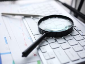 https://doradcy365.pl/wp-content/uploads/2020/11/magnifying-glass-lies-white-keyboard-min-scaled-300x225.jpg