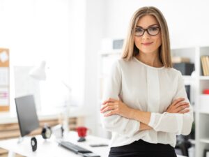 https://doradcy365.pl/wp-content/uploads/2021/03/a-young-girl-is-standing-leaning-on-a-table-in-the-office-min-scaled-300x225.jpg