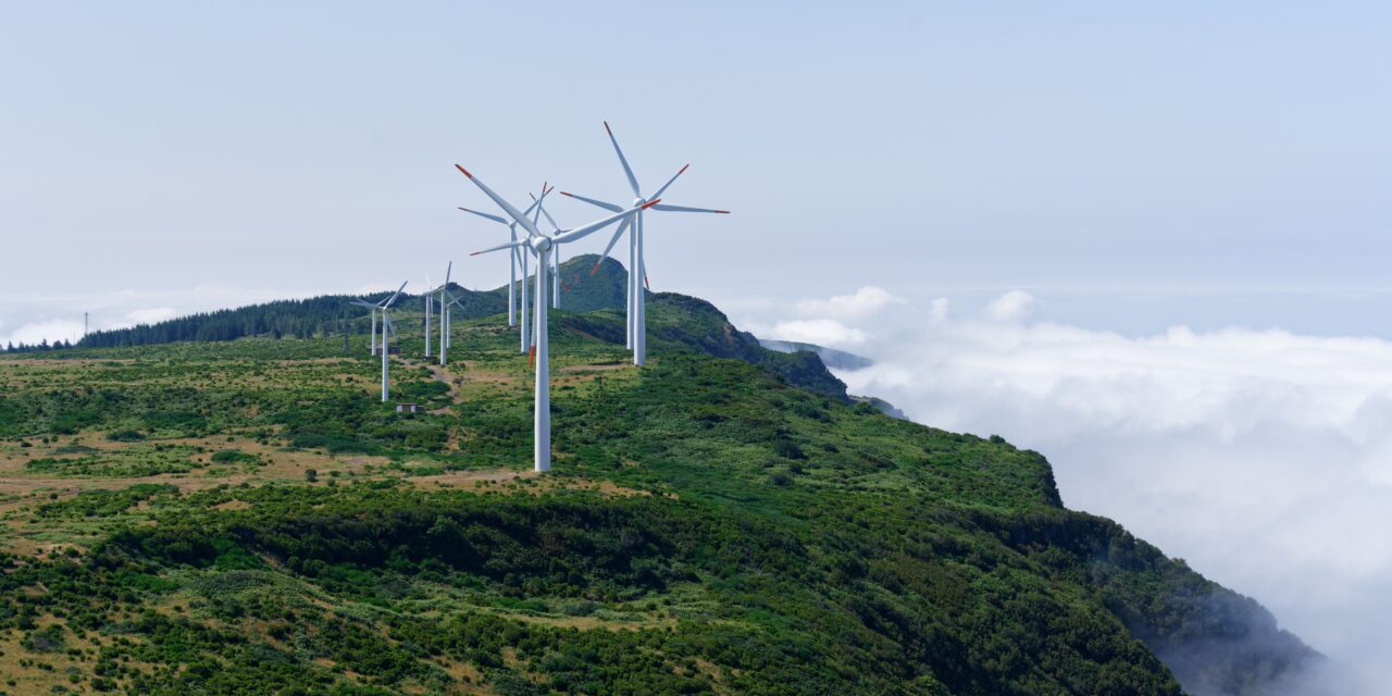 https://doradcy365.pl/wp-content/uploads/2021/06/shot-wind-turbines-mountains-min-1280x640.jpg