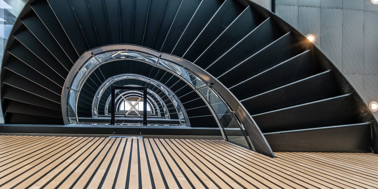 https://doradcy365.pl/wp-content/uploads/2021/08/beautiful-view-spiral-staircase-inside-building-min-1280x640.jpg