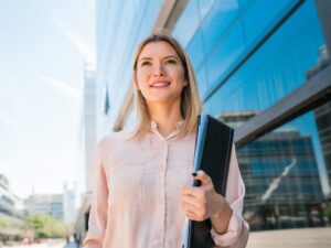 https://doradcy365.pl/wp-content/uploads/2021/10/portrait-young-business-woman-standing-outside-office-buildings-business-success-concept-min-scaled-300x225.jpg