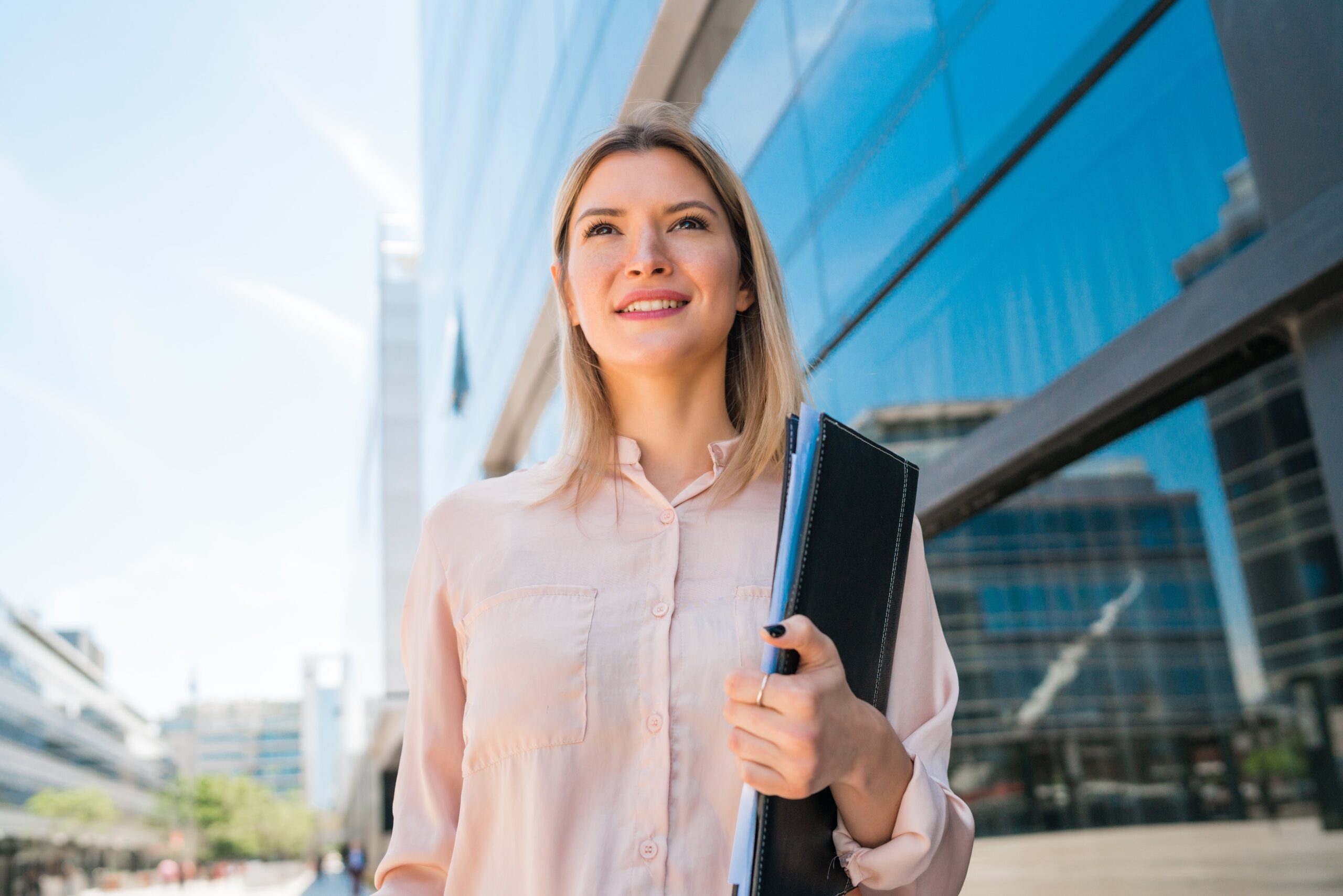https://doradcy365.pl/wp-content/uploads/2021/10/portrait-young-business-woman-standing-outside-office-buildings-business-success-concept-min-scaled.jpg