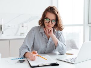 https://doradcy365.pl/wp-content/uploads/2021/10/young-concentrated-businesswoman-glasses-striped-shirt-working-with-papers-home-min-scaled-300x225.jpg