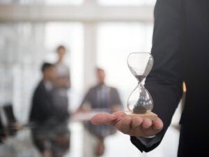 https://doradcy365.pl/wp-content/uploads/2022/04/businessman-holding-hour-glass-signifies-importance-being-time-min-scaled-300x225.jpg