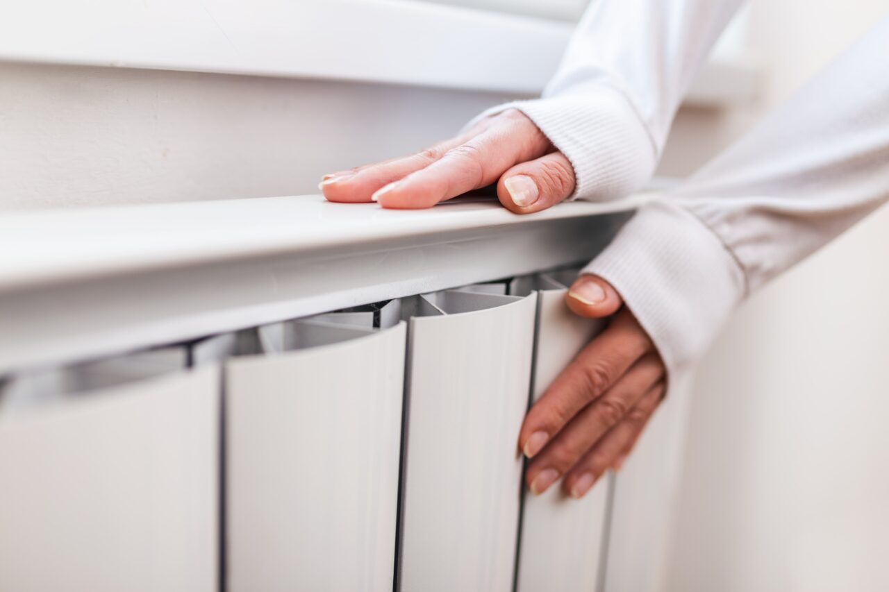 https://doradcy365.pl/wp-content/uploads/2022/04/heavy-duty-radiator-central-heating-woman-is-getting-her-hands-warm-home-central-heating-system-min-1280x853.jpg
