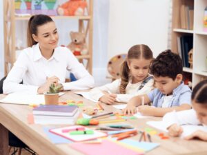 https://doradcy365.pl/wp-content/uploads/2022/04/kids-kindergarten-learn-draw-with-pencils-min-scaled-300x225.jpg
