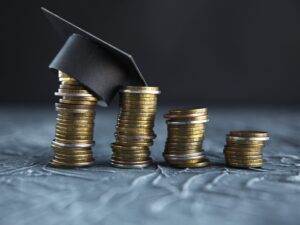 https://doradcy365.pl/wp-content/uploads/2022/04/scholarship-money-concept-coins-with-money-stack-step-growing-growth-saving-money-investment-min-scaled-300x225.jpg