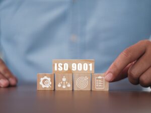 https://doradcy365.pl/wp-content/uploads/2022/06/businessman-pressing-his-finger-wooden-cubes-with-abbreviation-iso-9001-iso-quality-control-certification-concept-min-300x225.jpg