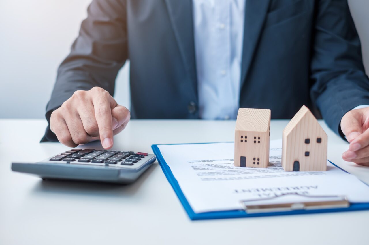 https://doradcy365.pl/wp-content/uploads/2022/08/man-using-calculator-during-signing-home-contract-documents-contract-agreement-real-estate-buy-sale-insurance-concepts-min-1280x853.jpg