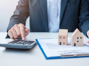 https://doradcy365.pl/wp-content/uploads/2022/08/man-using-calculator-during-signing-home-contract-documents-contract-agreement-real-estate-buy-sale-insurance-concepts-min-300x225.jpg