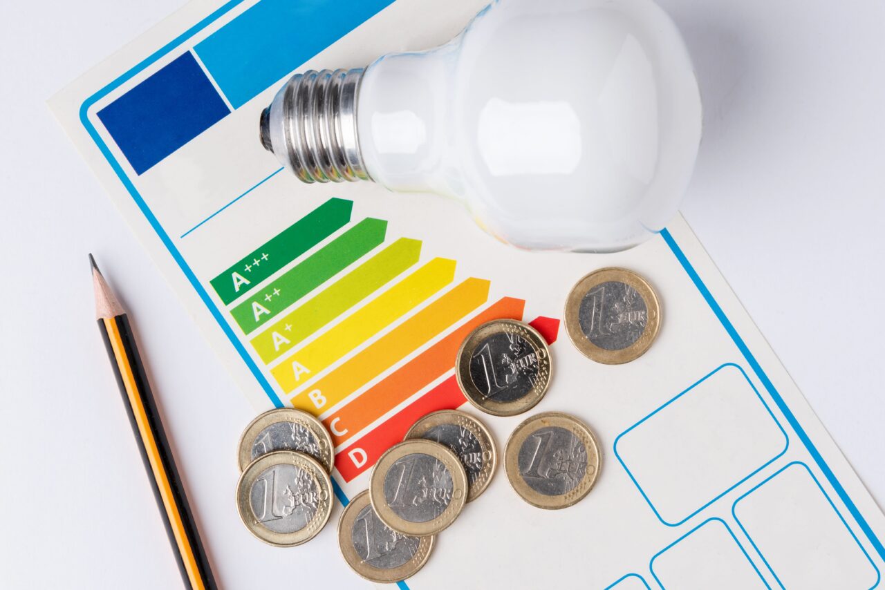 https://doradcy365.pl/wp-content/uploads/2022/10/energy-efficiency-scale-light-bulb-pencil-coins-representing-cost-energy-min-1-1280x854.jpg
