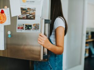 https://doradcy365.pl/wp-content/uploads/2023/01/girl-picking-something-to-eat-out-of-the-fridge-min-300x225.jpg