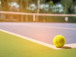 https://doradcy365.pl/wp-content/uploads/2023/01/tennis-ball-at-the-hard-court-corner-line-min-300x225.jpg