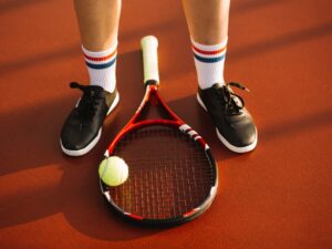 https://doradcy365.pl/wp-content/uploads/2023/01/tennis-racket-on-the-field-min-300x225.jpg