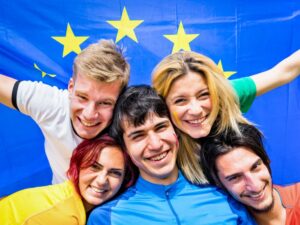 https://doradcy365.pl/wp-content/uploads/2023/01/young-friends-with-european-flag-min-300x225.jpg